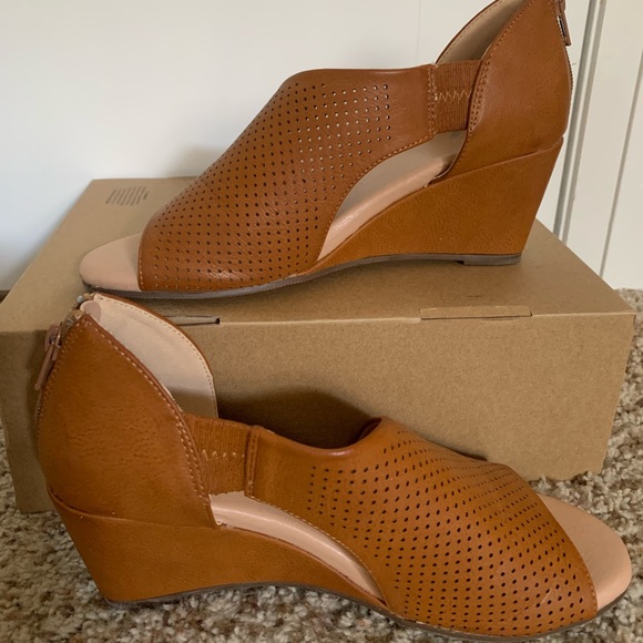 Journee Aretha Wedge Sandal - Womens Size 6.5 - Picture 5 of 9